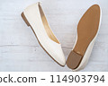 Abandoned white women's pumps 114903794