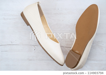 已脫掉的白色女式高跟鞋 114903794