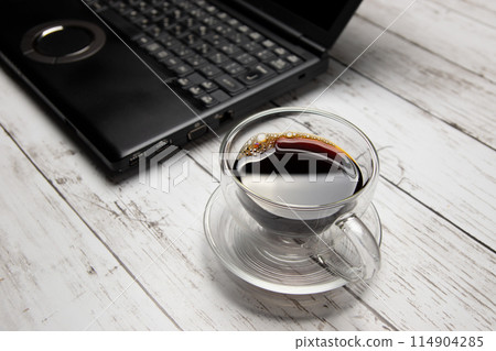 Glass coffee cup and laptop 114904285