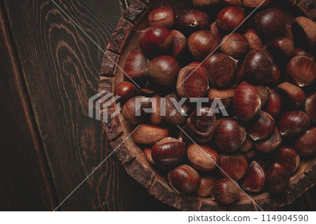 fresh chestnuts, in a wooden bowl, top view, no people, 114904590