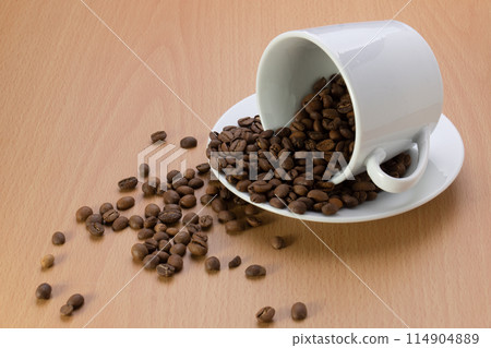 咖啡豆從咖啡杯中溢出 咖啡豆從咖啡杯中溢出 114904889