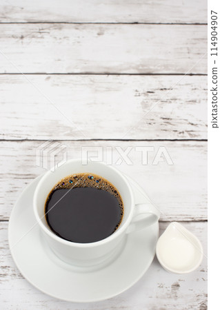 咖啡杯和新鮮咖啡放在白色木桌上 114904907