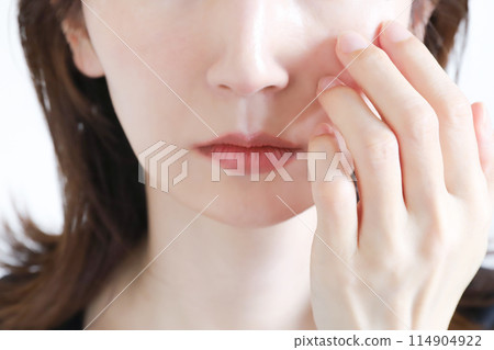 為關心眼睛的女性提供抗衰老服務 114904922