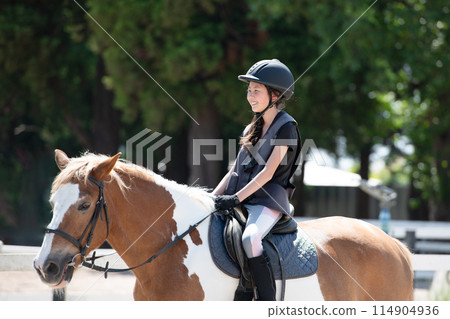 孩子們享受騎馬 孩子們享受騎馬 114904936
