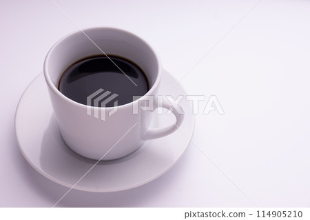 白杯中的黑咖啡,右側空白 白杯中的黑咖啡,右側空白 114905210