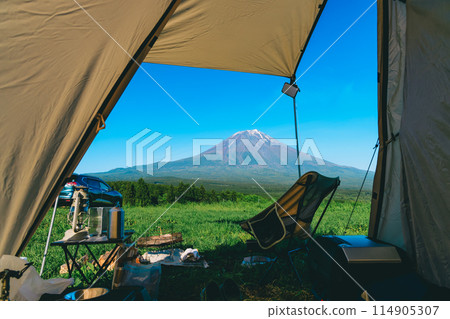 從露營地的帳篷內看到的富士山 從露營地的帳篷內看到的富士山 114905307