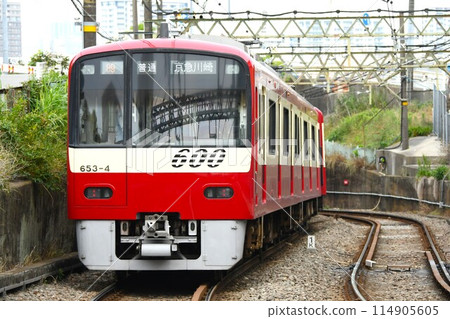 京急電鐵600型在大師線上行駛，前往京急川崎 114905605