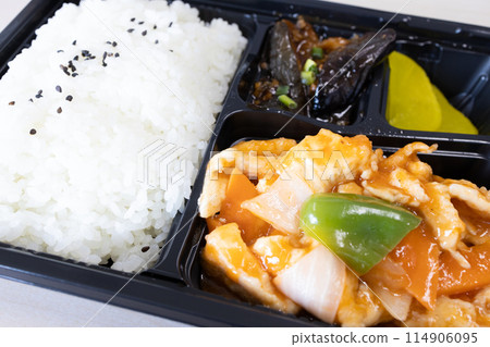 Delicious Chinese bento pork and vegetable stir fry Delicious Chinese bento pork and vegetable stir fry 114906095