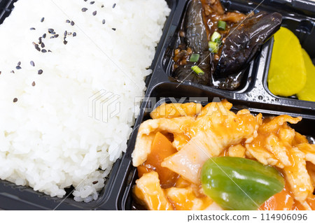 Delicious Chinese bento pork and vegetable stir fry 114906096