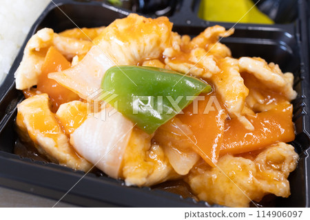 Delicious Chinese bento pork and vegetable stir fry 114906097