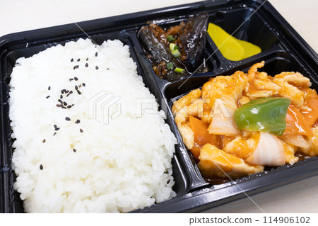 Delicious Chinese bento pork and vegetable stir fry 114906102