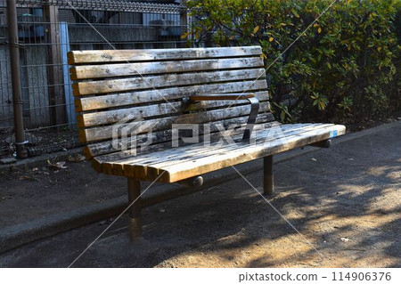 在沒有人的公園的長凳上 在沒有人的公園的長凳上 114906376
