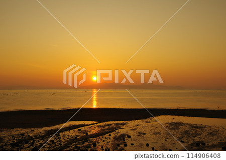 有明海在清晨的陽光下閃閃發光 114906408