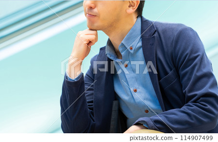 一位男性商人表情嚴肅地思考 114907499