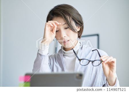 Middle-aged women feeling tired 114907521