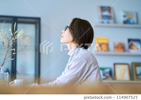 Middle-aged women feeling tired Middle-aged women feeling tired 114907525