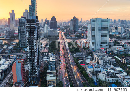 Cityscape of sunrise sky over office building and car traffic on the bridge at Bangkok 114907763