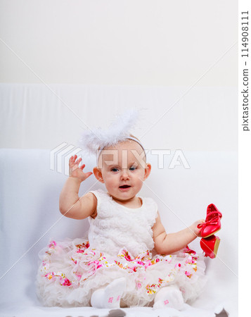 Little girl with red shoes Little girl with red shoes 114908111