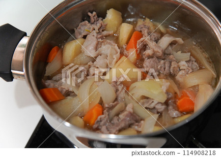 Making Nikujaga (beef and potato stew) Making Nikujaga (beef and potato stew) 114908218