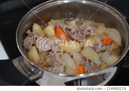 Making Nikujaga (beef and potato stew) Making Nikujaga (beef and potato stew) 114908219