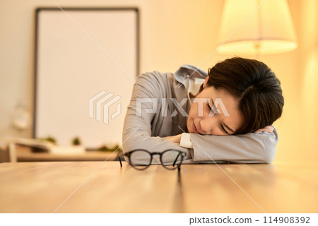 覺得眼睛疲勞的女性 114908392