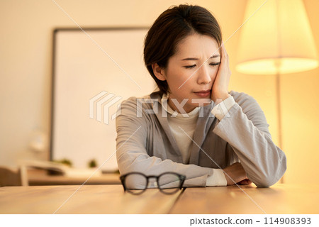 覺得眼睛疲勞的女性 114908393
