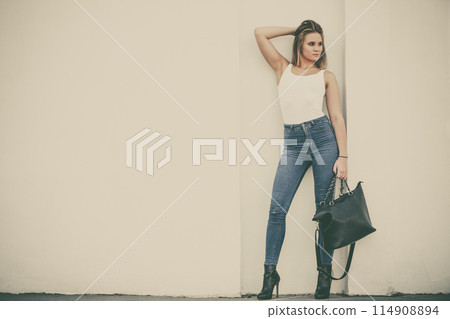 Trendy urban girl outdoors 114908894