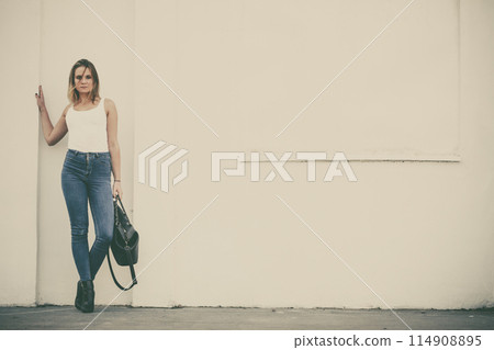 Trendy urban girl outdoors 114908895