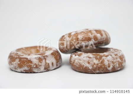 Sweet apples in the form of bagels are covered with icing, proper nutrition. 114910145