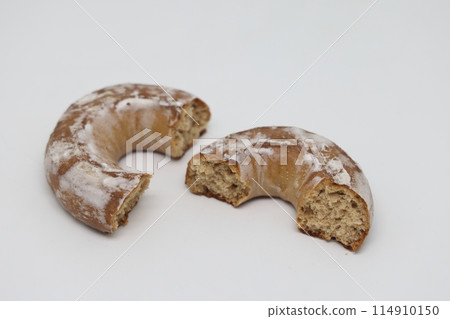 Sweet apples in the form of bagels are covered with icing, proper nutrition. Sweet apples in the form of bagels are covered with icing, proper nutrition. 114910150