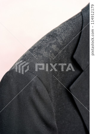 西裝上長出白黴 114912179