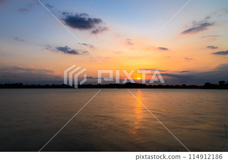 埼玉縣戶田市,夕陽的天空和色彩繽紛的湖泊 埼玉縣戶田市,夕陽的天空和色彩繽紛的湖泊 114912186