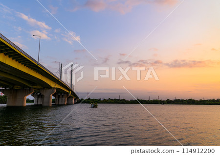 埼玉縣戶田市黃昏時分西湖湖小玉橋的壯麗景色 埼玉縣戶田市黃昏時分西湖湖小玉橋的壯麗景色 114912200