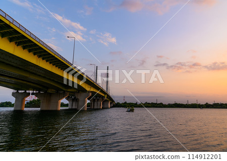 埼玉縣戶田市黃昏時分西湖湖小玉橋的壯麗景色 埼玉縣戶田市黃昏時分西湖湖小玉橋的壯麗景色 114912201