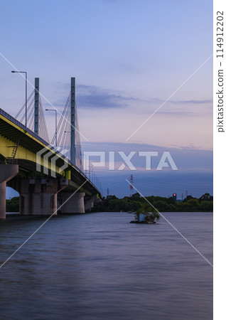 埼玉縣戶田市黃昏時分西湖湖小玉橋的壯麗景色 埼玉縣戶田市黃昏時分西湖湖小玉橋的壯麗景色 114912202