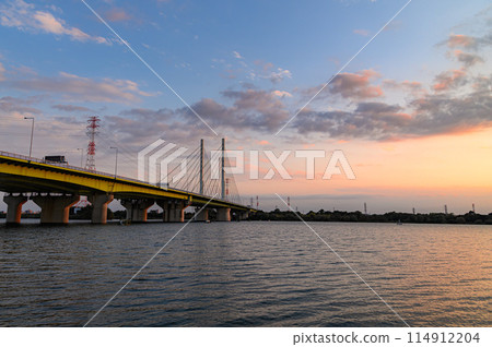 A spectacular view of the Kokon Ohashi Bridge over Lake Sai at dusk in Toda City, Saitama Prefecture A spectacular view of the Kokon Ohashi Bridge over Lake Sai at dusk in Toda City, Saitama Prefecture 114912204