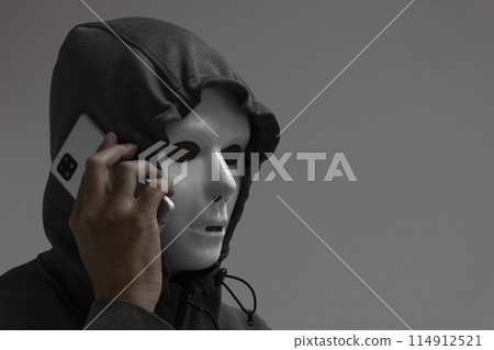 一個戴著白色面具打電話的男人 一個戴著白色面具打電話的男人 114912521
