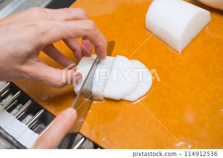 To cut radish 114912536