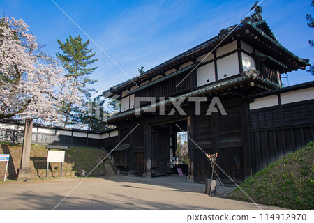 Hirosaki Castle: Cherry blossoms blooming at Otemae Gate Hirosaki Castle: Cherry blossoms blooming at Otemae Gate 114912970
