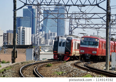 名鐵名古屋本線運行的特快列車和名古屋站的建築物 114914592