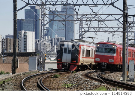 名鐵名古屋本線運行的特快列車和名古屋站的建築物 名鐵名古屋本線運行的特快列車和名古屋站的建築物 114914593