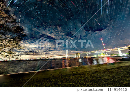 瀨戶大橋在繁星閃爍的夜空中熠熠生輝 瀨戶大橋在繁星閃爍的夜空中熠熠生輝 114914610