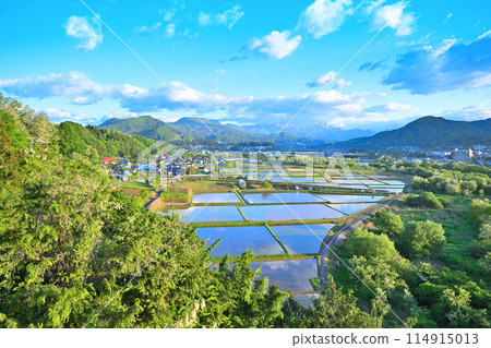 谷川山、大峰山、山脈、月夜大橋的田園風光 谷川山、大峰山、山脈、月夜大橋的田園風光 114915013