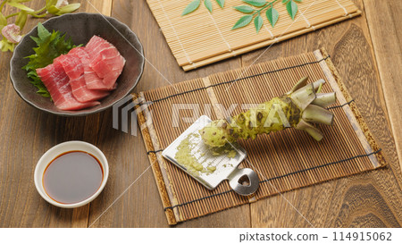 將芥末和芥末放在刨絲器上磨碎｜鮪魚生魚片和芥末 114915062