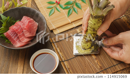 Grate wasabi with a grater | Tuna sashimi and wasabi Grate wasabi with a grater | Tuna sashimi and wasabi 114915069
