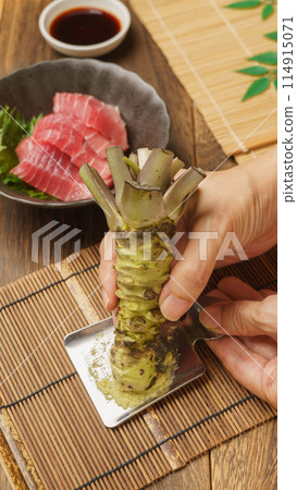 將芥末和芥末放在刨絲器上磨碎|鮪魚生魚片和芥末 將芥末和芥末放在刨絲器上磨碎|鮪魚生魚片和芥末 114915071