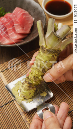 將芥末和芥末放在刨絲器上磨碎｜鮪魚生魚片和芥末 114915075