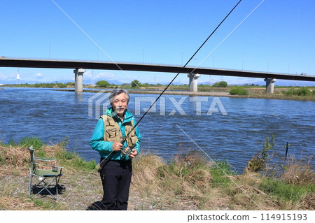資深釣魚者以釣魚為嗜好 114915193