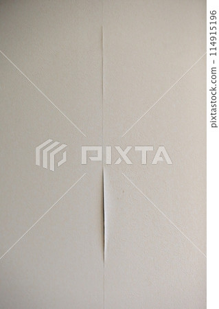 Peeling of wallpaper joints Peeling of wallpaper joints 114915196