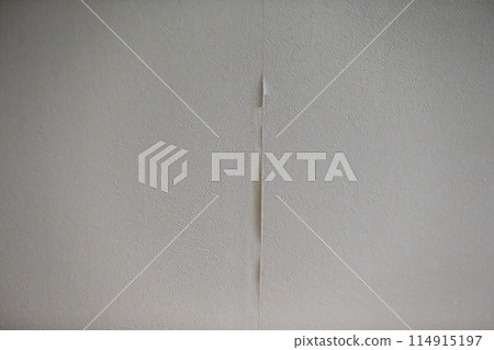 Peeling of wallpaper joints 114915197